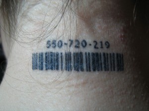 Codice a barre tatuato sulla nuca
